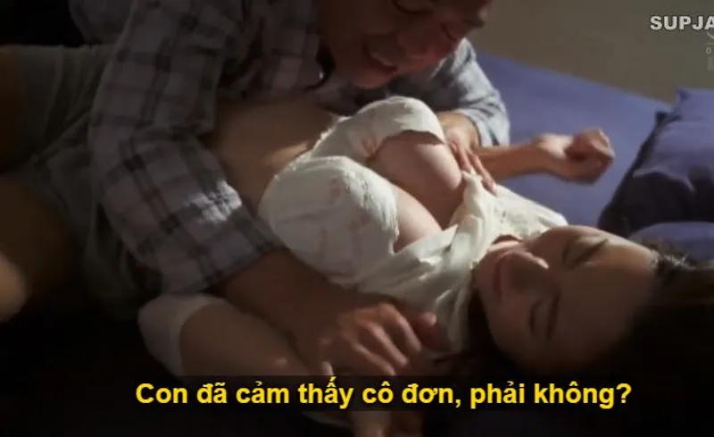Nhìn con trai mải miết lao đầu vào việc khiến vợ nó lẻ loi cô quạnh, ông bố chồng nổi hứng liều lĩnh đè ra địt con dâu.